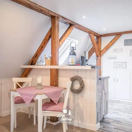 Bi Fries To Hus, Luette Stuv Lejlighed